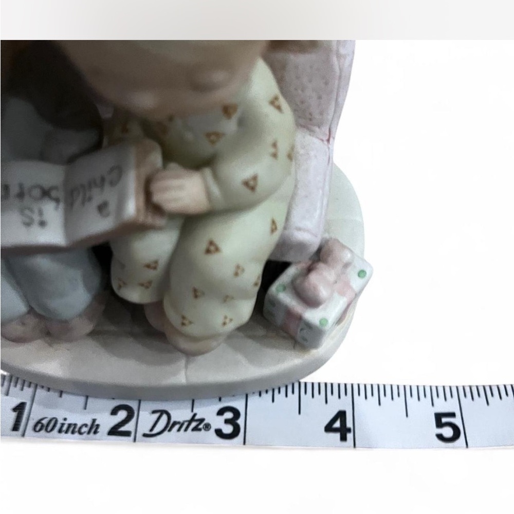 Precious Moments ‘Unto us a child is Born’ figurine - Picture 6 of 8